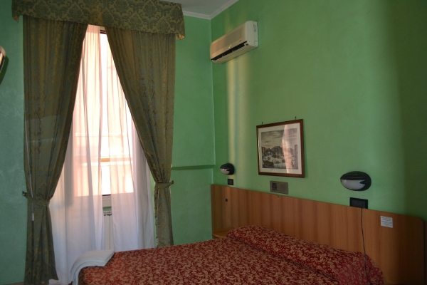Hotel Ferrarese (Rome)